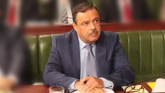 قالوا إنه لا يعيش في تونس : سمير الطيب يلهب " الفايسبوك "  ويتعرّض إلى انتقادات واسعة بسبب زيت الزيتون 